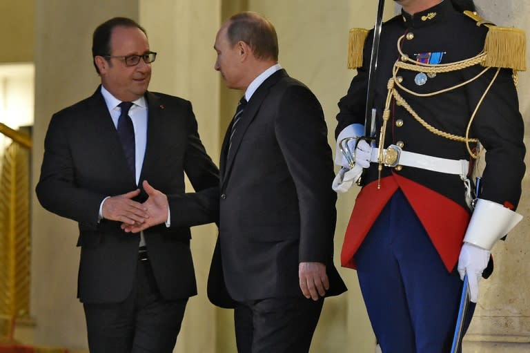 French president Francois Hollande (L) escorts Russian president Vladimir Putin out of the Elysee palace, on October 2, 2015 in Paris, at the end of a summit with leaders of France, Germany, Russia and Ukraine to consolidate a fragile peace in Ukraine