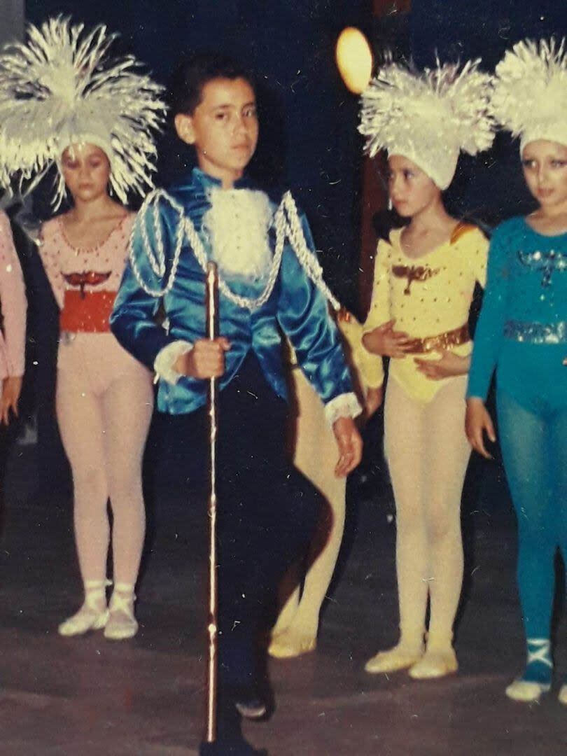 El hermano del bailarín facilitó a LA NACION esta foto de un festival de fin de año de la academia de danzas de su madre; 
