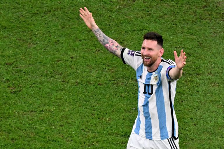 Messi celebra la copa del mundo en Qatar (Photo by Antonin THUILLIER / AFP)