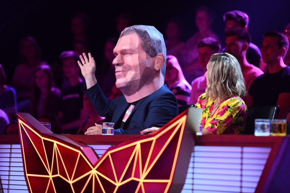 Tolle Gesangsleistungen, fantastische Kostüme, wildeste Spekulationen der Juroren. Gute Laune überall. Die zweite Folge von "The Masked Singer" hielt alles, was die Auftaktfolge versprochen hatte. Das galt leider auch für die Ernüchterung, als die zweite Maske fiel.