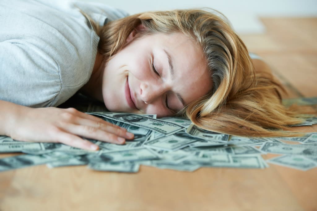 Maintaining healthy sleep patterns can be like hitting the jackpot. Well, sort of. (Photo: Getty Images)