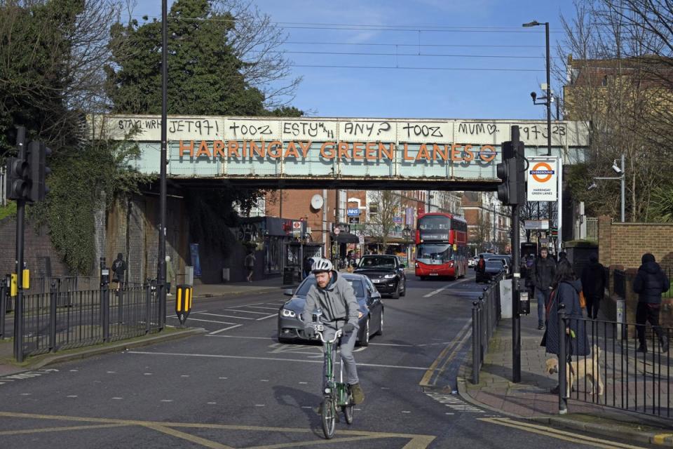 There are overground trains nearby (Daniel  Lynch)