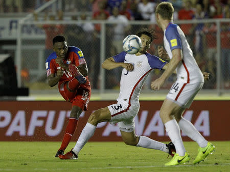 Football Soccer - Panama v USA - World Cup 2018 Qualifiers - Rommel Fernandez stadium, Panama city, 28/3/17.Luis Tejeda of Panama and Omar Gonzales (C) and Tim Ream of the U.S. in action. REUTERS/Juan Carlos Ulate