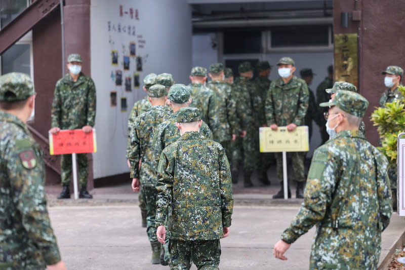 655名一年制義務役男1月25日入伍，為期八周的入伍訓即將進入尾聲。圖為役男1月在台中成功嶺新訓中心報到。（中央社資料照）