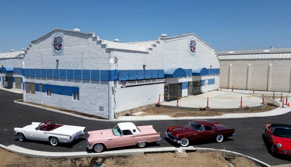 Miembros del club Thunderbird de autos clásicos estacionados en el Graffiti USA Classic Car Museum durante una competencia de póquer en Modesto, California, el sábado 18 de mayo de 2024.