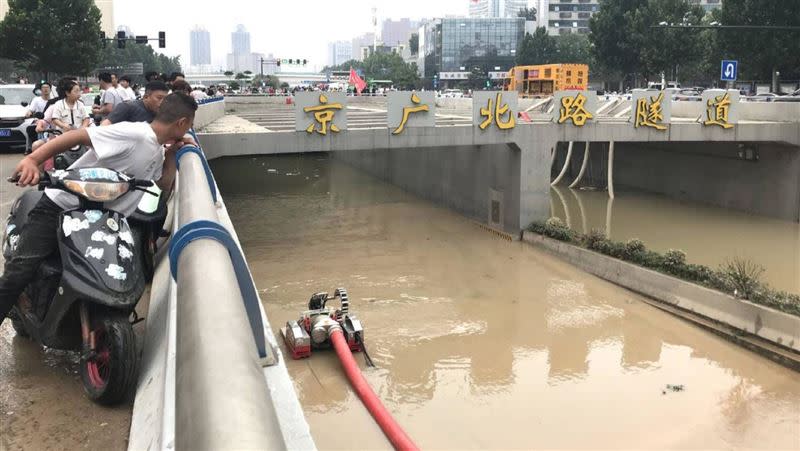 30萬噸水灌入，鄭州京廣北路隧道只花3小時就滅頂。（圖／翻攝自極目新聞微博）