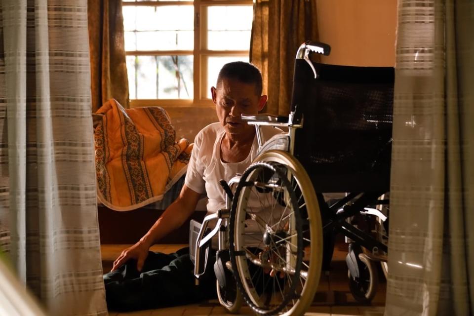 鄭平君照顧爺爺幫推輪椅１０年！車禍、飯店摔傷膝蓋 竟巧合演出坐輪椅的戲！ 