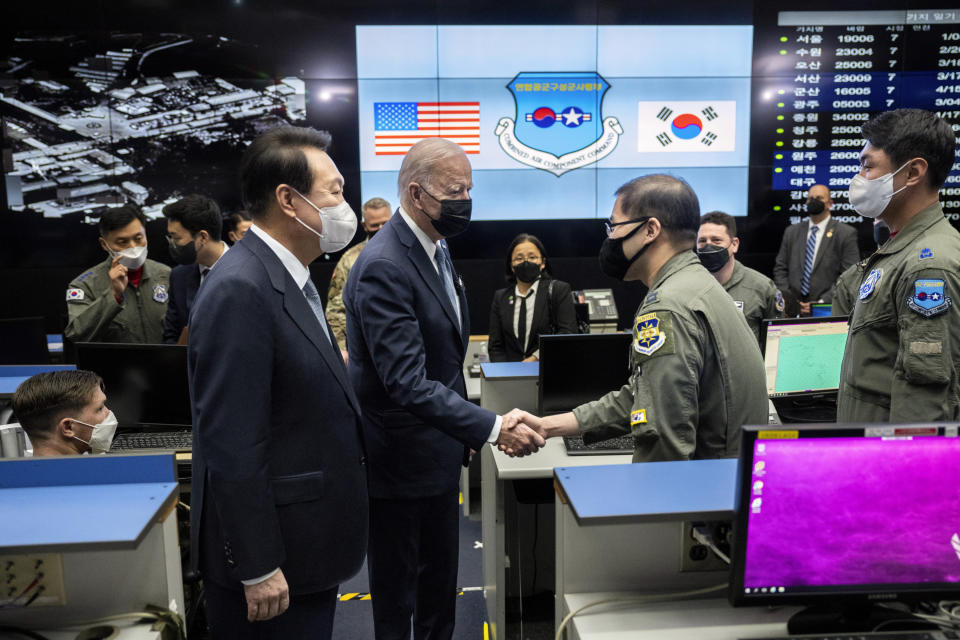 El presidente Joe Biden y el presidente surcoreano Yoon Suk-yeol, a la izquierda, durante una visita al Centro de Operaciones Aéreas en la Base Aérea de Osan en Corea del Sur, el 19 de octubre de 2022. (Doug Mills/The New York Times).