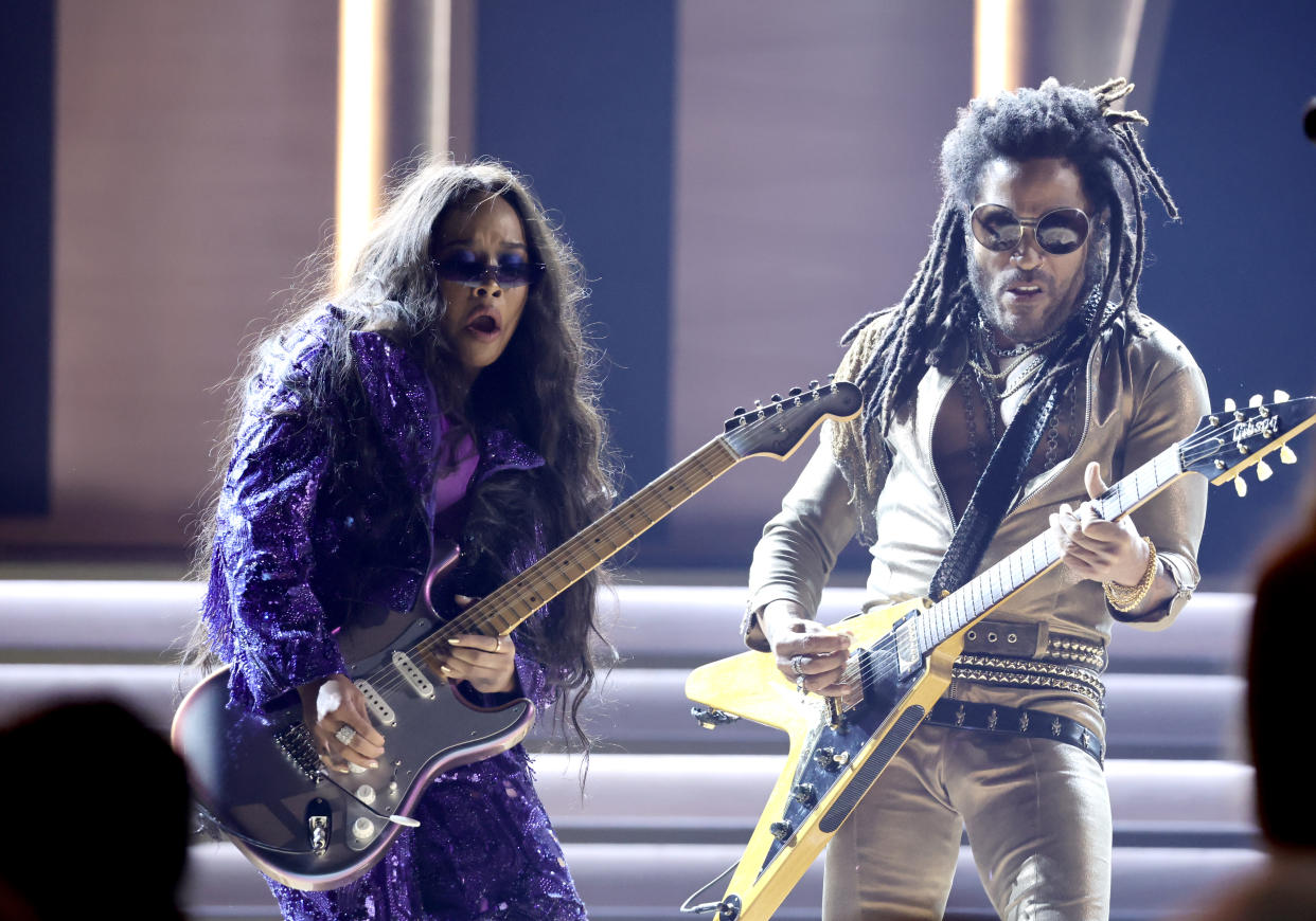 LAS VEGAS, NEVADA - APRIL 03: (L-R) H.E.R. and Lenny Kravitz perform onstage during the 64th Annual GRAMMY Awards at MGM Grand Garden Arena on April 03, 2022 in Las Vegas, Nevada. (Photo by Emma McIntyre/Getty Images for The Recording Academy)