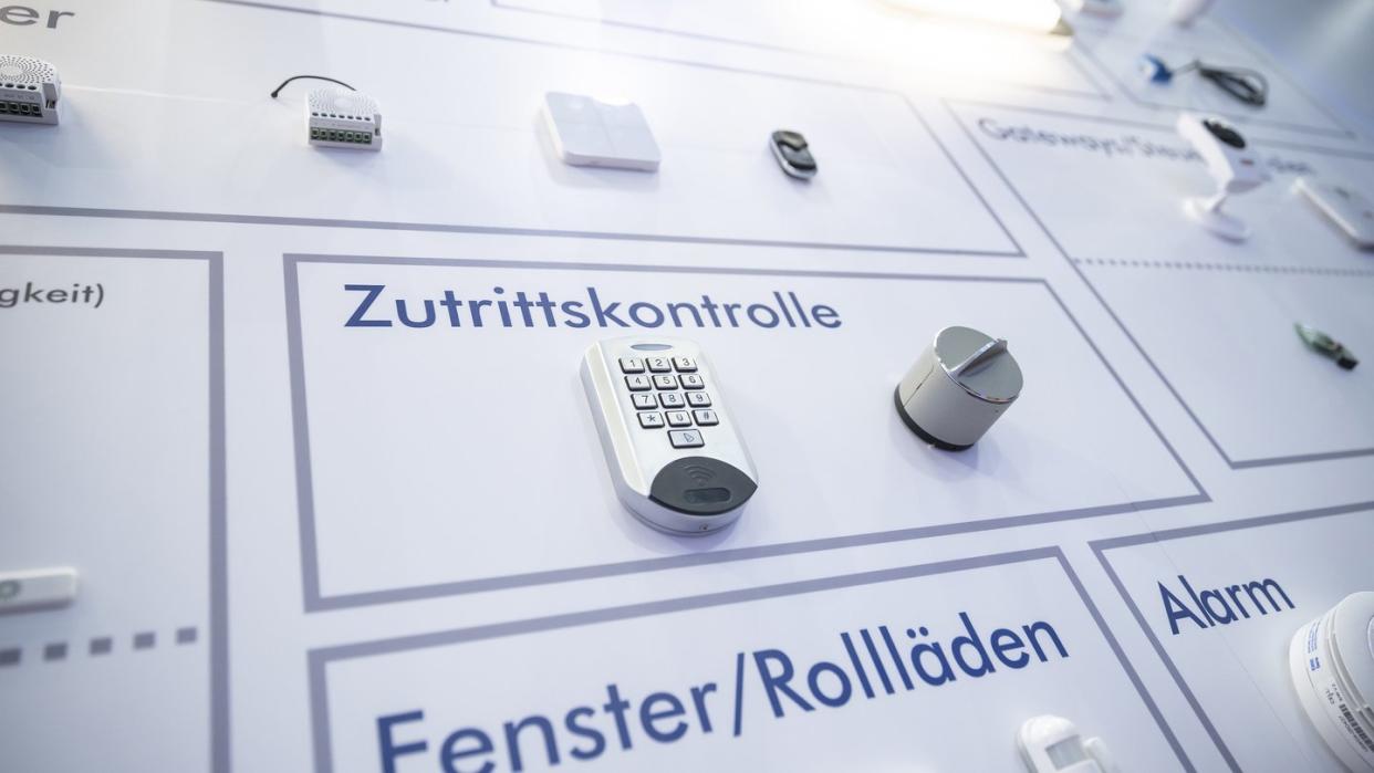 Wer sein Zuhause in ein Smart Home verwandeln möchte, sollte vor dem Kauf vernetzter Geräte deren Leistungen genau vergleichen. Foto: Florian Schuh