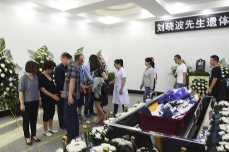 2017年7月15日清晨，諾貝爾和平獎得主、中國民主人權運動領袖劉曉波的遺體在瀋陽渾南區殯儀館火化。（AP）