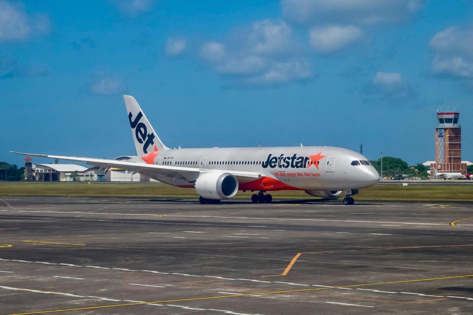 Ein Jetstar-Passagierflugzeug bereitet sich am 13. Mai 2023 auf dem internationalen Flughafen I Gusti Ngurah Rai in Denpasar auf der indonesischen Ferieninsel Bali auf den Start vor.