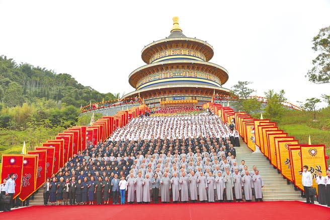 一貫道祖師紀念館白陽聖廟，為國策顧問、日月行館總裁湯文萬發心捐建，17日舉辦落成典禮，上萬民眾參與，場面盛大。（馮惠宜攝）