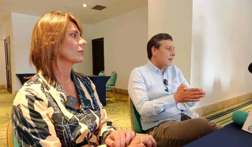 Ana Karina Quessep, presidenta de BPro Colombia y Mauricio Lizcano, ministro de la TIC de Colombia. Foto: archivo Valora Analitik