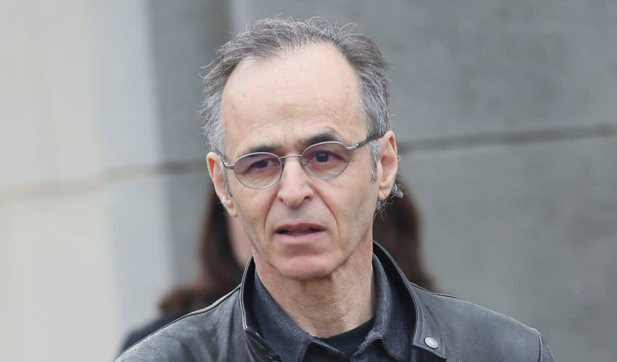 <p>Jean-Jacques Goldman est le père de 6 enfants, dont Caroline, 46 ans </p>
<p>Jean-Jacques Goldman lors des obsèques de Véronique Colucci au cimetière communal de Montrouge</p> - © BestImage, Agence / Bestimage