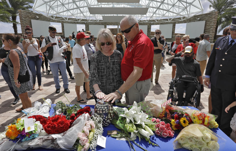 Dolientes tocan la urna que contiene los restos de Edward K. Pearson durante un funeral abierto el martes 1 de octubre de 2019 en el Cementerio Nacional de Sarasota (Foto AP / Chris O'Meara)