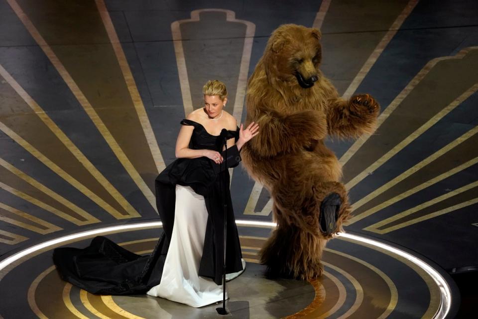 Elizabeth Banks trips up on stage and turns up with  “Cocaine Bear” at the Oscars (Chris Pizzello/Invision/AP)