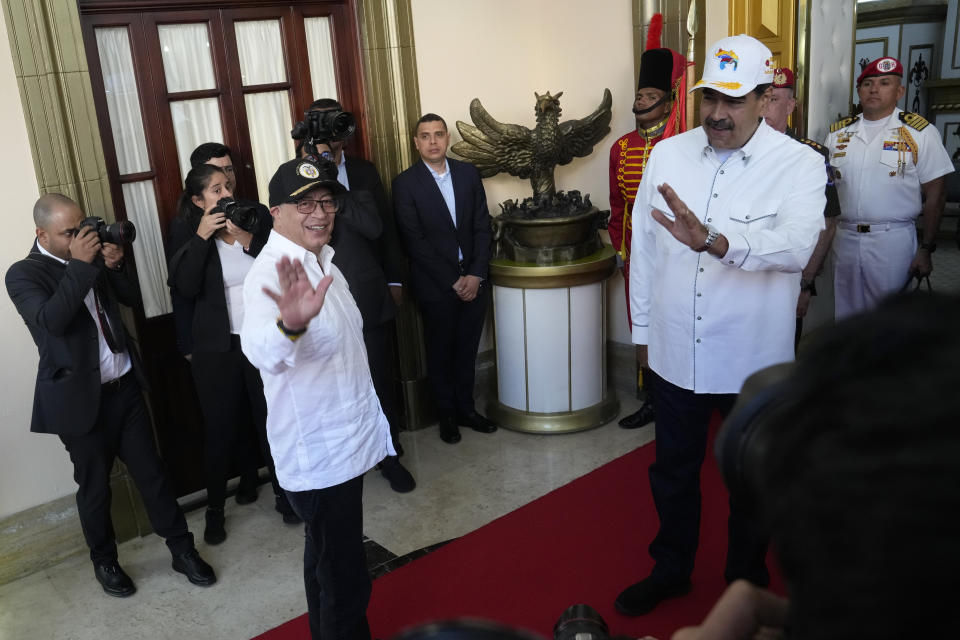 El presidente de Colombia, Gustavo Petro, saluda a su llegada la palacio presidencial de Miraflores, al ser recibido por el mandatario venezolano, Nicolás Maduro, en Caracas, Venezuela, el martes 9 de abril de 2024. (AP Foto/Ariana Cubillos)