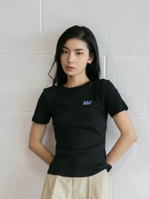 Logo純棉緊身羅紋短版短袖T恤 女友T系列，NT$298圖片來源：GAP官網