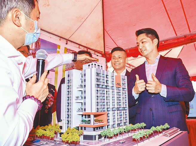 台北市長蔣萬安（右一）15日主持信義區松信社會住宅新建工程開工典禮，參觀住宅模型時，聽到未來住戶可在頂樓近距離欣賞台北101煙火，他雙手比讚。（羅永銘攝）