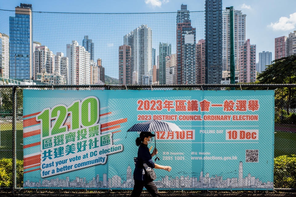 區議會選舉投票日為 12 月 10 日。(資料圖片 / Photo by Chan Long Hei/SOPA Images/LightRocket via Getty Images)