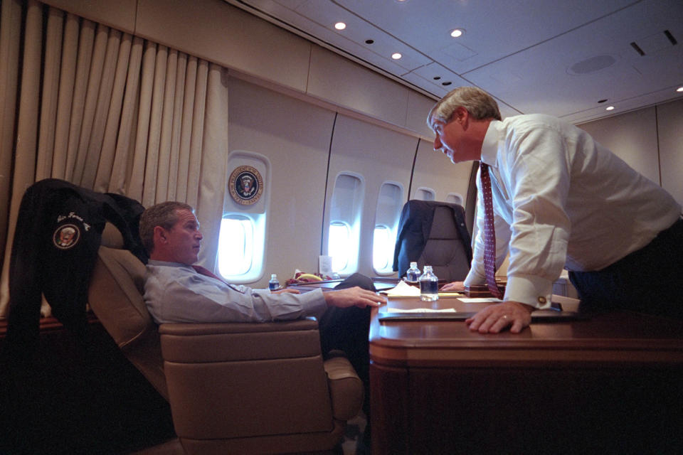 Mit dem Stabschef des Weißen Hauses, Andy Card, beriet sich Bush auch während des Fluges von Sarasota zum Stützpunkt der US-Luftwaffe Barksdale Air Force Base. (Bild-Copyright: The George W. Bush Presidential Library)