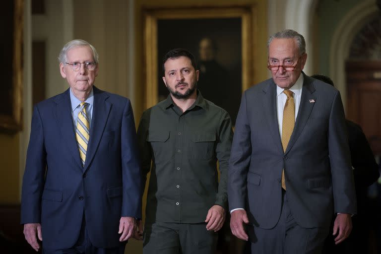 El líder de la minoría del Senado, Mitch McConnell y el líder de la mayoría del Senado, Chuck Schumer, caminan con el presidente de Ucrania, Volodimir Zelensky, en el edificio del Capitolio de los Estados Unidos el 21 de septiembre de 2023 en Washington, DC