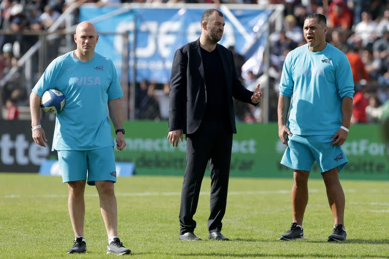 David Kidwell (derecha) llegó a los Pumas de la mano de Michael Cheika (en el centro); a la izquierda, otro integrante del staff: Felipe Contepomi