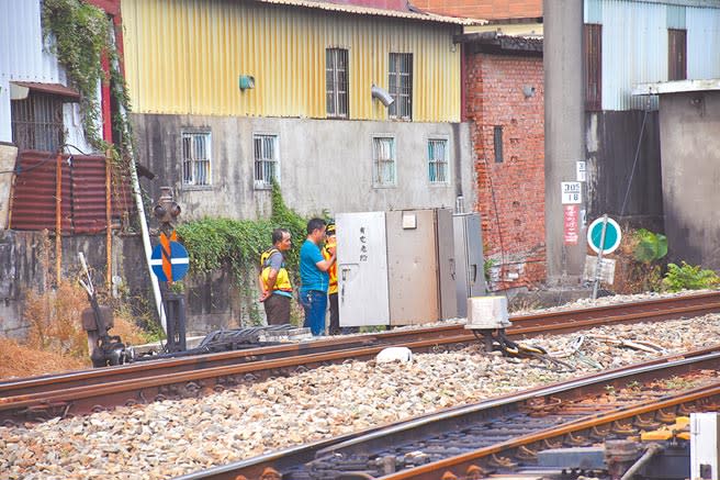 24日上午11點多一輛自強號列車司機驚見軌道旁有四散屍塊，外界才知道火車撞死人，事後台鐵緊急調閱相關紀錄查明狀況。（呂妍庭攝）