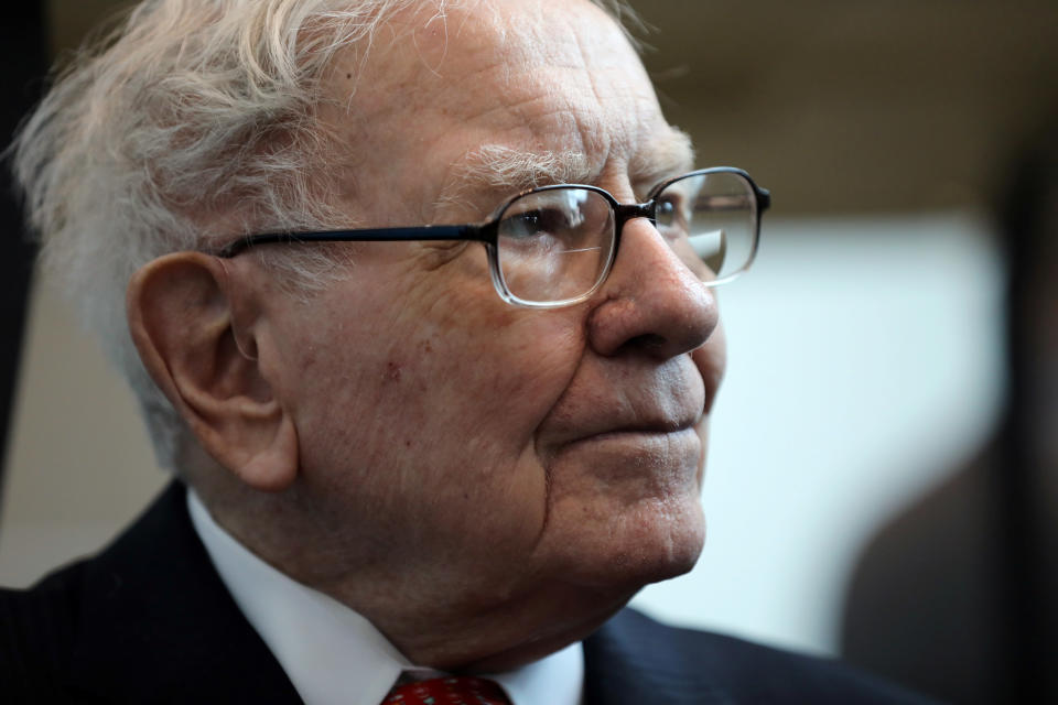 ປະທານບໍລິສັດ Berkshire Hathaway ທ່ານ Warren Buffett ເຫັນຢູ່ໃນງານຊື້ເຄື່ອງປະຈຳປີຂອງເຈົ້າຂອງຮຸ້ນ Berkshire ໃນ Omaha, Nebraska, ສະຫະລັດ, 3 ພຶດສະພາ 2019. REUTERS/Scott Morgan