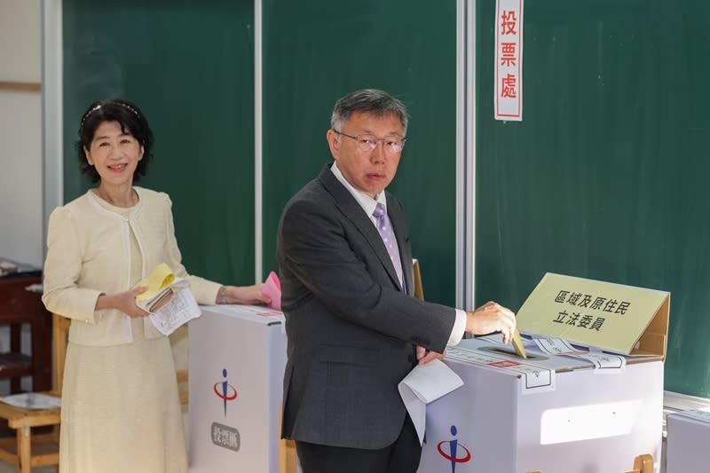 總統立委選舉13日投開票，台灣民眾黨總統候選人柯文哲（右）上午偕同妻子陳佩琪（左）前往金甌女中投票。（中央社）