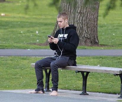 <p>The moody pop star had Beliebers worried when he was snapped in May 2016 walking around Boston Common and Public Garden looking like he didn’t have a luxury suite at the Four Seasons to call his own. (Photo: Twitter) </p>