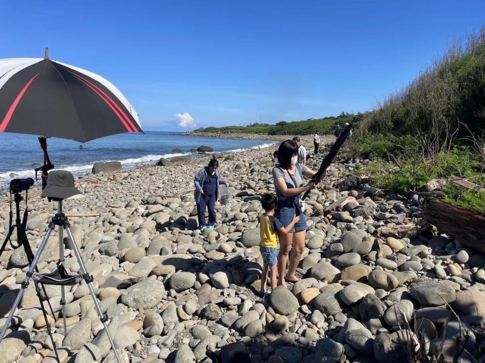 ▲上午在屏東竹坑陣地進行的「重砲保養射擊」，現場吸引不少民眾前來感受震撼體驗。（圖／記者莊全成攝）