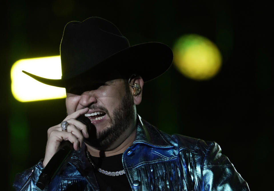 El cantante mexicano Edén Muñoz durante su concierto en el segundo día del festival Arre en la Ciudad de México el 10 de septiembre de 2023. (Foto AP/Fernando Llano)