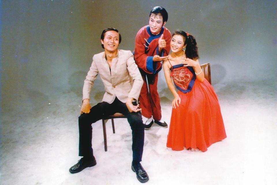 	李天柱反串老鴇（後），和李國修（左）、劉若瑀（右）在1980年演出蘭陵劇坊的《荷珠新配》。（公視提供）
