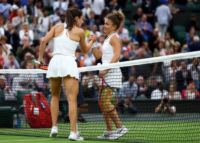 La tenista italiana Jasmine Paolini estrecha la mano de la estadounidense Emma Navarro tras ganar su partido de cuartos de final en el All England Lawn Tennis and Croquet Club, Londres, Reino Unido