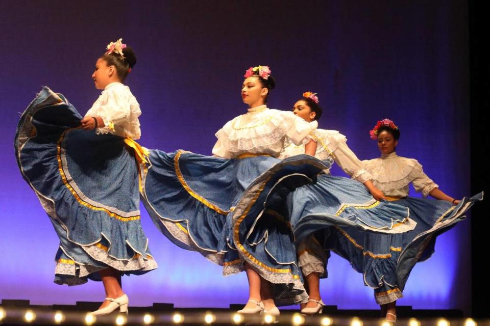 Estudiantes del Ballet Folclórico de la Escuela Secundaria Gaston en el escenario del Auditorio de la Escuela Roosevelt en Fresno, durante el festival México Mágico el primero de abril del 2023.