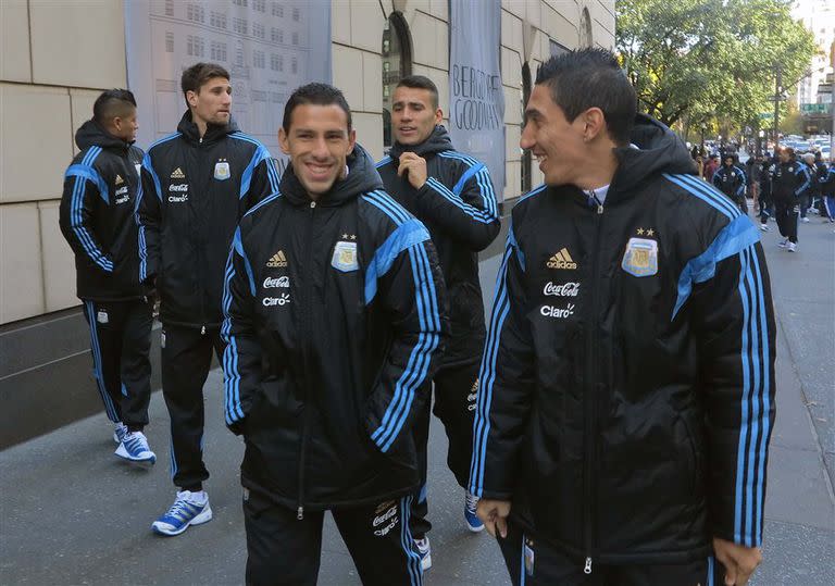 Maxi Rodríguez, Di María, Federico Fernández y Otamendi caminan por la 5ta Avenida