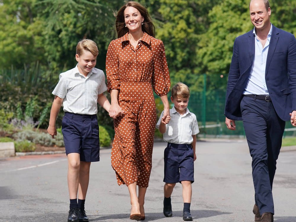 Prinzessin Kate strahlt mit ihren Kindern um die Wette. (Bild: imago/i Images)