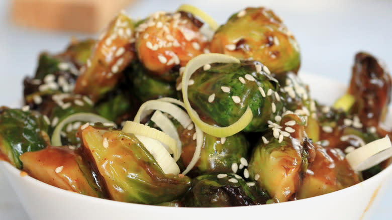 Brussesls sprouts with Asian sauce and sesame seekds
