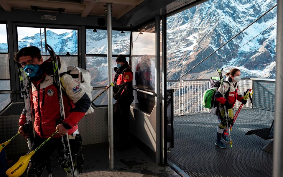 Cable car lift in the alpine ski resort of Breuil-Cervinia - MARCO BERTORELLO/AFP