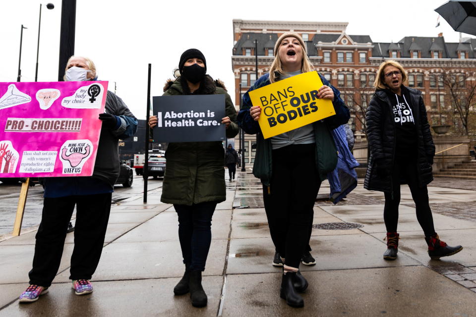 Les partisans de Planned Parenthood Ohio chantent lors d'un rassemblement pro-choix alors que les juges de la Cour suprême des États-Unis entendent les arguments dans l'affaire du droit à l'avortement du Mississippi Dobbs c. Jackson Women's Health, à Cincinatti, Ohio, États-Unis, le 1er décembre 2021. REUTERS/Megan Jelinger