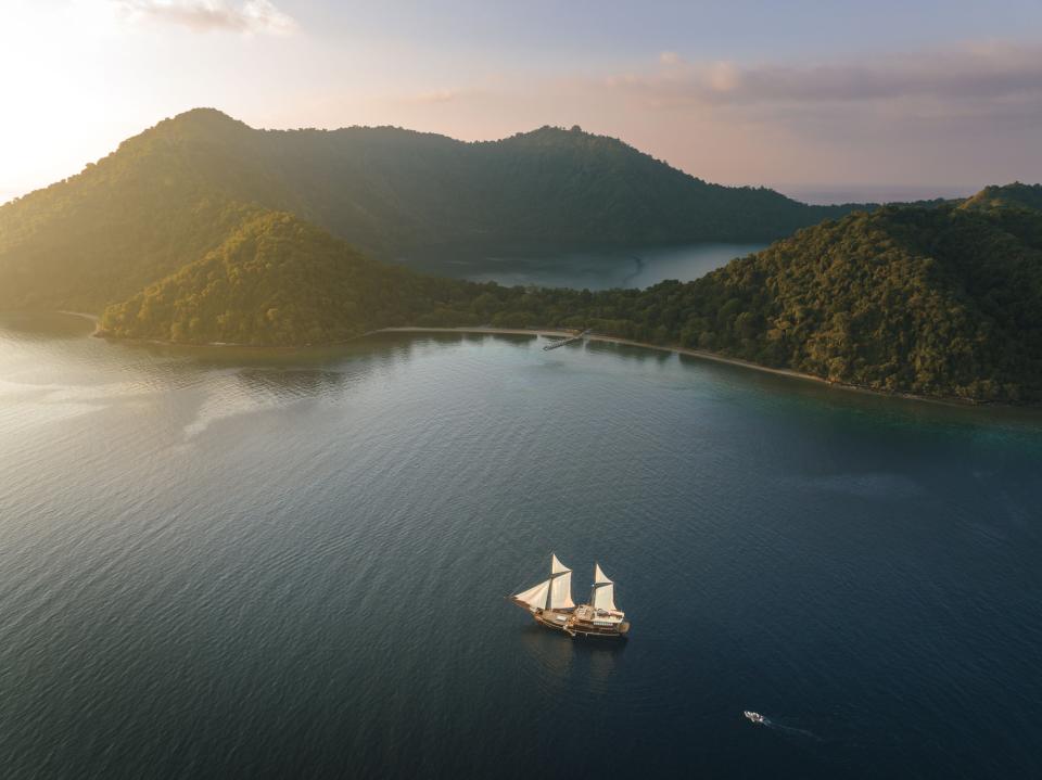 Golden Globes winners and presenters are getting gift bags at the 2024 show that are valued at $500,000 each, and include treats such as a five-day trip to Indonesia on Celestia Phinisi Yacht valued at $50,000.