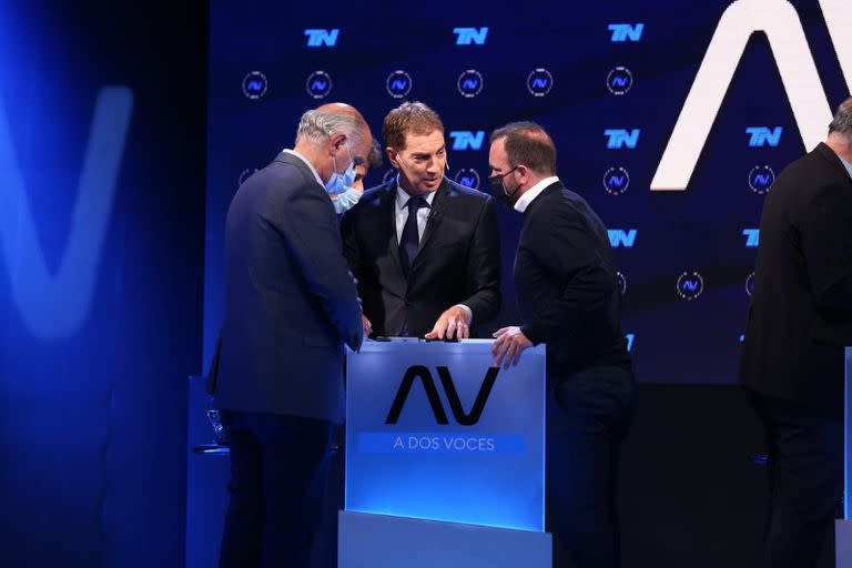 Diego Santilli con sus colaboradores durante un tiempo intermedio del debate