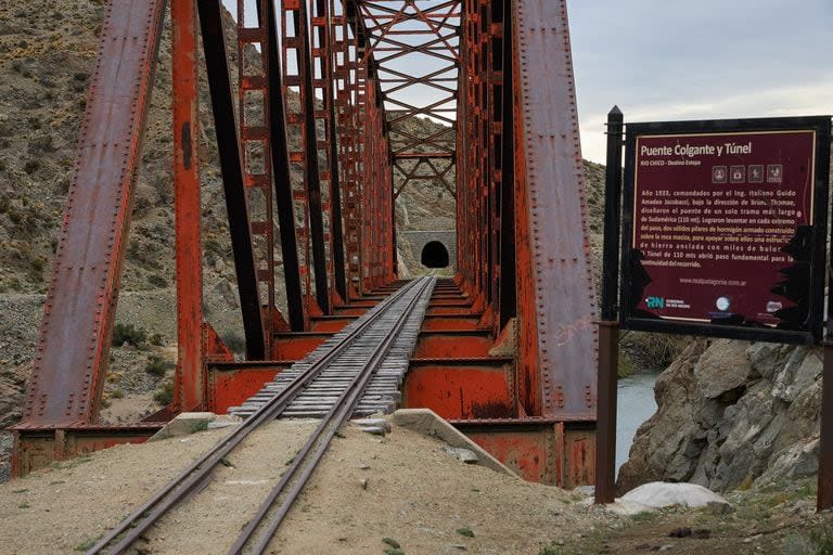 El cartel detalla la historia y las características del puente colgante y del túnel