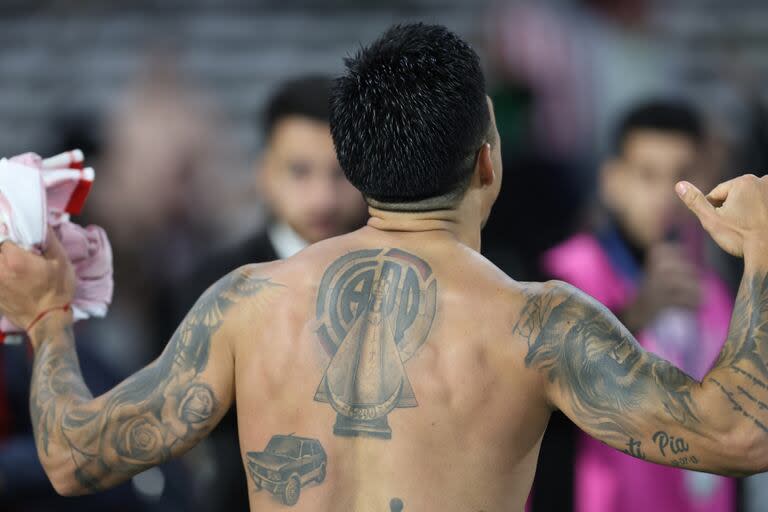 Enzo muestra su espalda, con el tatuaje del escudo de River, durante los festejos tras eliminar a Boca en las semifinales de la Copa de la Liga