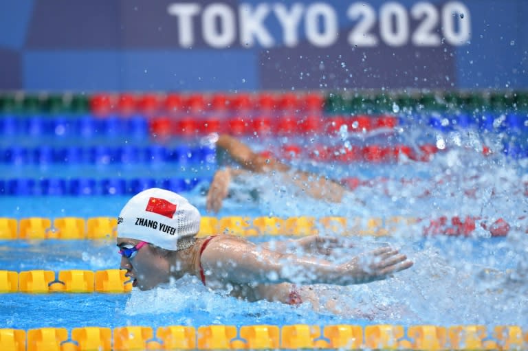 La nageuse chinoise Zhang Yufei participe au relais 4x100 m 4 nages lors des Jeux olympiques de Tokyo, 29 juillet 2021 (Jonathan NACKSTRAND)