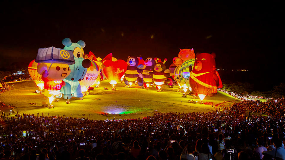 Photo shows balloons and a large crowd at the 10th Taiwan International Balloon Festival. Source: YouTube/Dj Sony