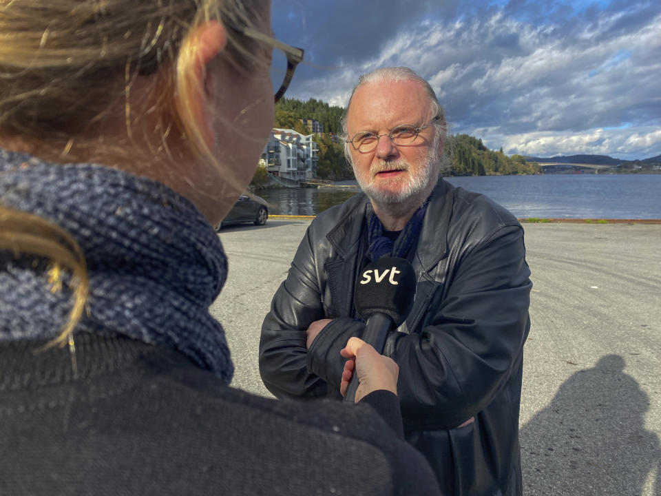 El autor noruego Jon Fosse charla con la prensa en un muelle en Frekhaug, Noruega, el 5 de octubre de 2023. El Premio Nobel de Literatura fue otorgado a Fosse el 5 de octubre de 2023 por la Academia Sueca. (Gunn Berit Wiik / Strilen /NTB Scanpix vía AP)