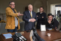 En esta imagen difundida por Annapurna, el director Adam McKay, de izquierda a derecha, el actor Christian Bale, el productor Kevin Messick y el fotógrafo Greig Fraser en el plató de "Vice". (Matt Kennedy/Annapurna Pictures via AP)